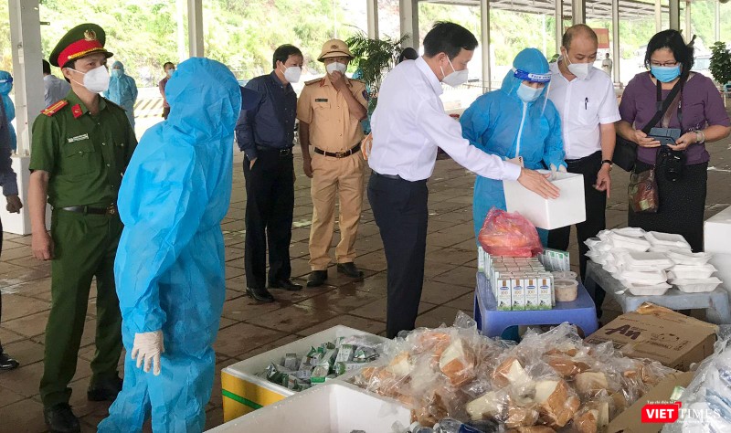 Ông Lê Trung Chinh - Chủ tịch UBND TP Đà Nẵng kiểm tra cháo dinh dưỡng dành cho người dân Ông Lê Trung Chinh - Chủ tịch UBND TP Đà Nẵng kiểm tra cháo dinh dưỡng dành cho người dân