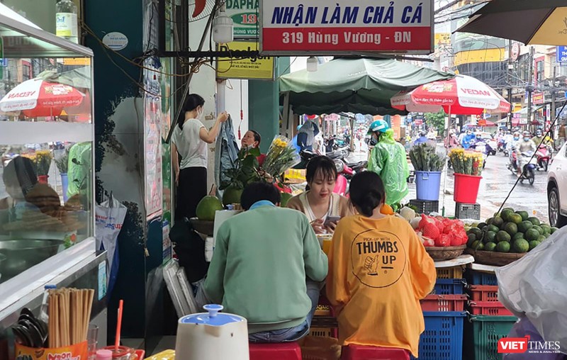 Hàng quán được phục vụ tại chỗ, người dân Đà Nẵng thoải mái đi ăn sáng