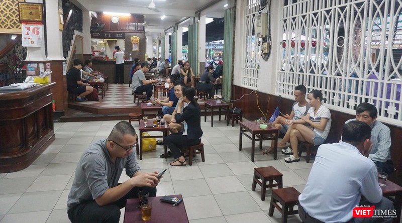 Bên trong một quán cà phê tại trung tâm TP Đà Nẵng trong sáng ngày 16/10 Bên trong một quán cà phê tại trung tâm TP Đà Nẵng trong sáng ngày 16/10