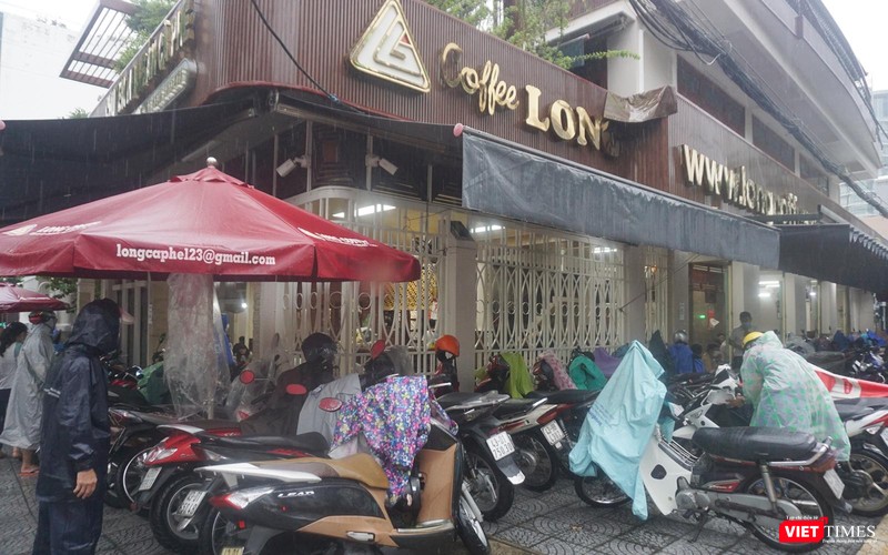 Sáng ngày 16/10, TP Đà Nẵng có mưa, nhưng vẫn không ngăn được người dân đi uống cà phê Sáng ngày 16/10, TP Đà Nẵng có mưa, nhưng vẫn không ngăn được người dân đi uống cà phê