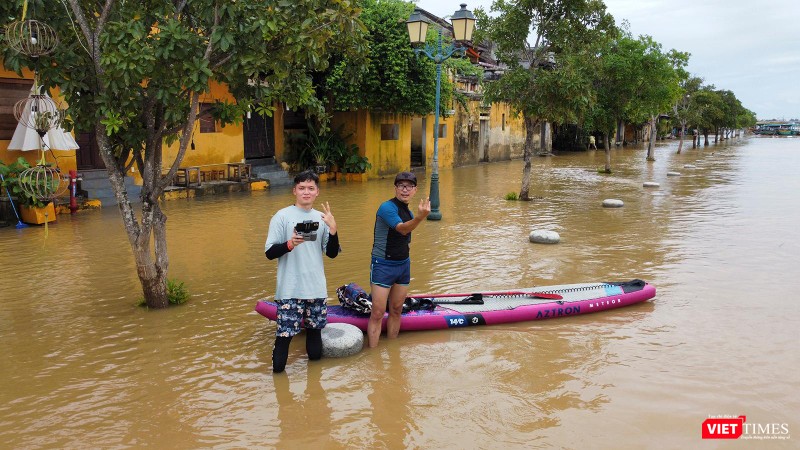 Lũ lên là cơ hội được chèo sub giữa lòng phố cổ Hội An