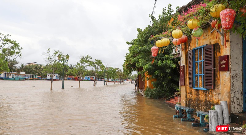 Ngoài sông Hoài, nước lũ vẫn tiếp tục lên