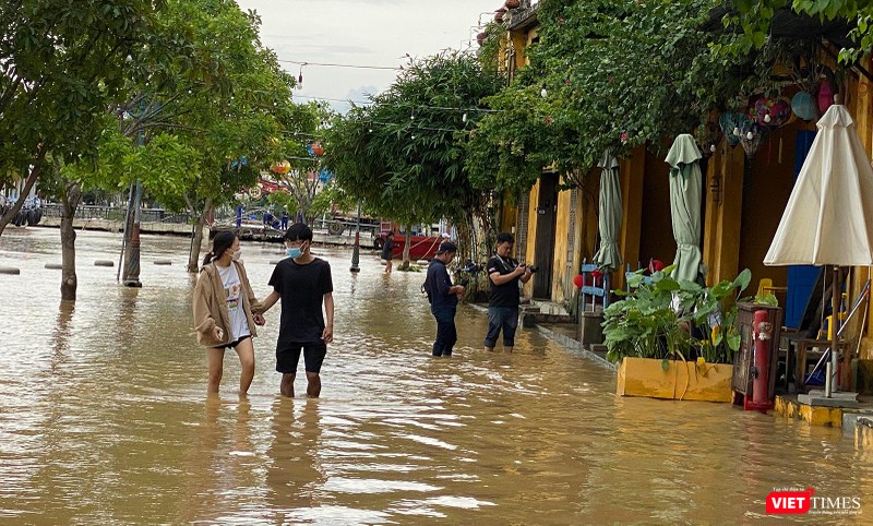 Nước lũ lên, nhuốm vàng cả phố cổ Hội An