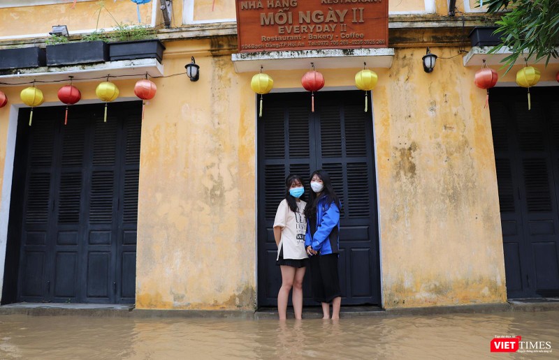 Giới trẻ chụp ảnh kỷ niệm mùa lũ Hội An năm 2021