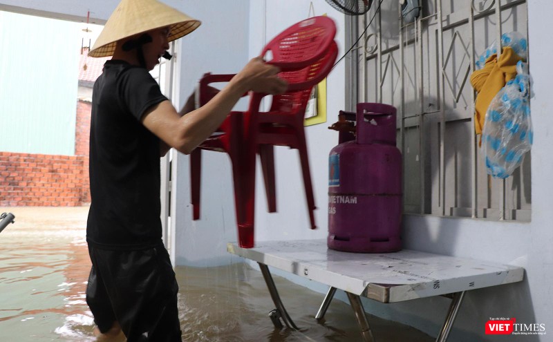 Người dân đưa vật dụng lên cao