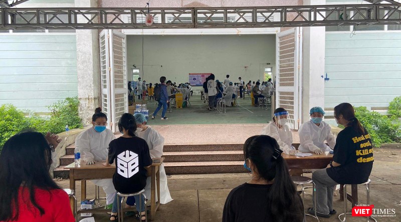 Trẻ em trong độ tuổi 15-18 tuổi được khám lâmm sàn trước khi tiêm vaccine COVID-19 (ảnh ghi nhận tại điểm tiêm trường THCS Huỳnh Thúc Kháng, quận Sơn Trà)