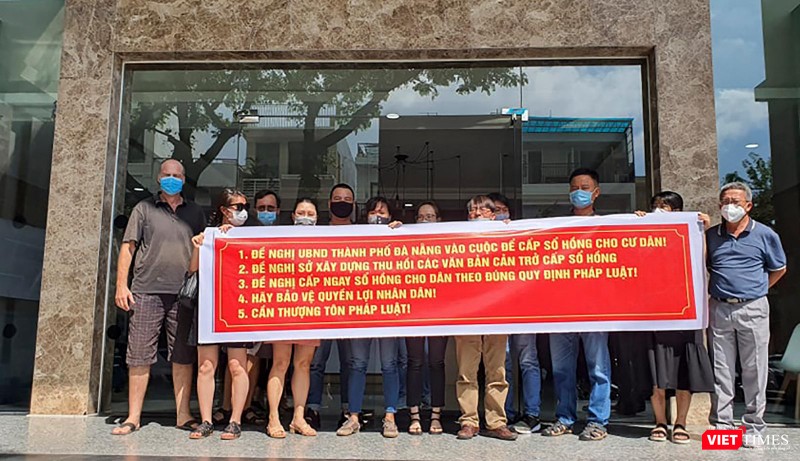 Khách hàng mua căn hộ tại chung cư F-Home do Công ty CP Lương thực Đà Nẵng làm chủ đầu tư căng băng rôn đòi quyền lợi Khách hàng mua căn hộ tại chung cư F-Home do Công ty CP Lương thực Đà Nẵng làm chủ đầu tư căng băng rôn đòi quyền lợi