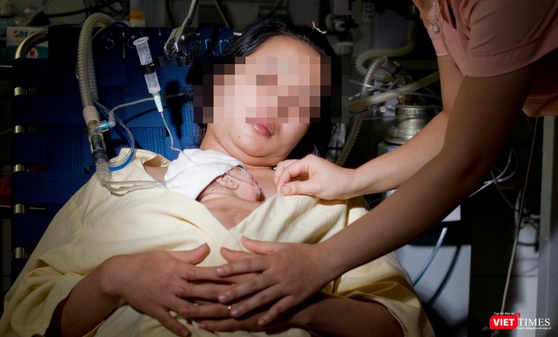 Kỹ thuật viên hướng dẫn sản phụ áp dụng kỹ thuật da kề da đối với trẻ sơ sinh Kỹ thuật viên hướng dẫn sản phụ áp dụng kỹ thuật da kề da đối với trẻ sơ sinh