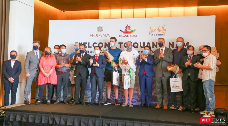 Đại diện địa phương tặng quà và chụp ảnh lưu niệm nhân sự kiện đoàn du khách quốc tế đầu tiên đến Quảng Nam