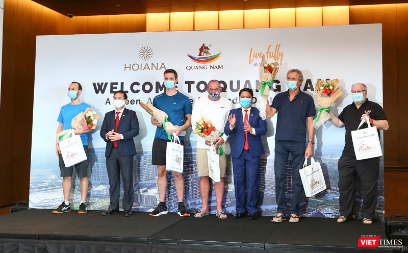 Lãnh đạo tỉnh Quảng Nam tặng quà cho đại diện đoàn du khách quốc tế đầu tiên đến địa phương