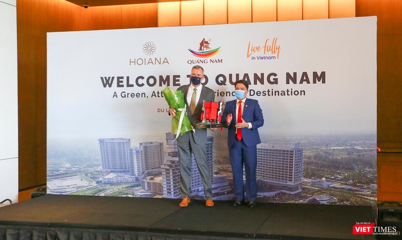 Ông Trần Văn Tân - Phó Chủ tịch UBND tỉnh Quảng Nam tặng quà lưu niệm cho khu nghỉ dưỡng