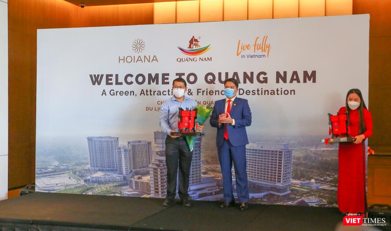 Ông Trần Văn Tân - Phó Chủ tịch UBND tỉnh Quảng Nam tặng quà cho đơn vị lữ hành khai thác