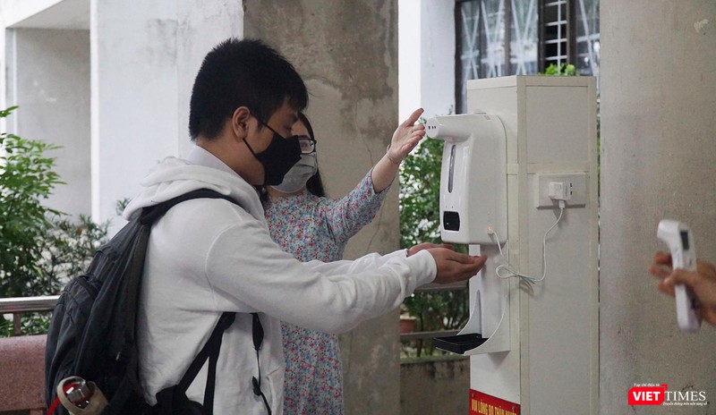 Đo thân nhiệt và khử khuẩn tay Đo thân nhiệt và khử khuẩn tay