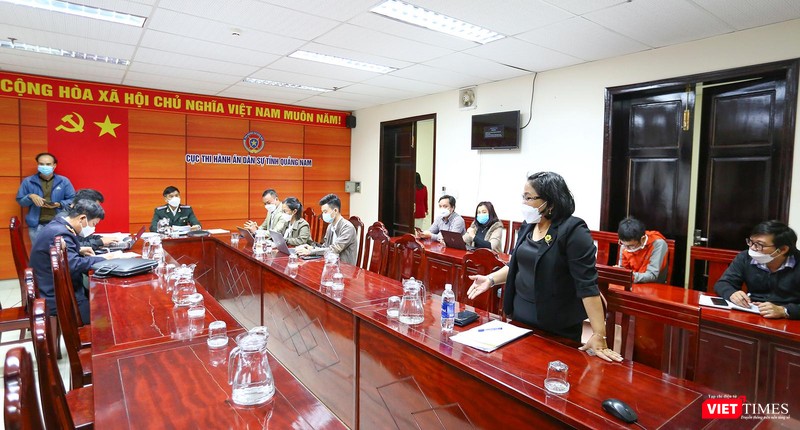 Bà Nguyễn Thị Hồng Vân (khách hàng) phát biểu ý kiến tại buổi làm việc Bà Nguyễn Thị Hồng Vân (khách hàng) phát biểu ý kiến tại buổi làm việc