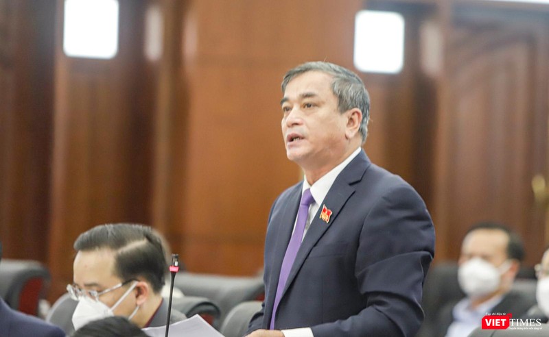 Đại biểu Huỳnh Bá Cử chất vấn ông Phùng Phú Phong - Giám đốc Sở Xây dựng TP Đà Nẵng tại kỳ họp thứ 4, HĐND TP Đà Nẵng khoá X