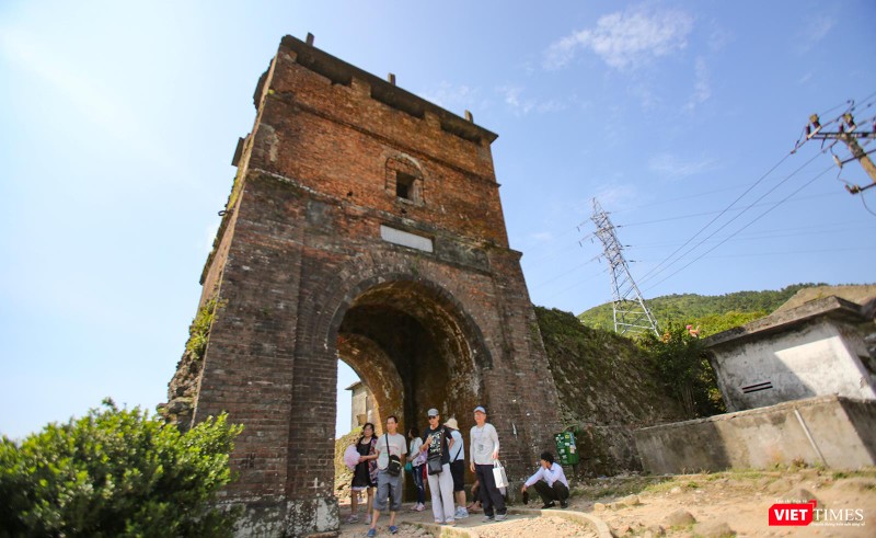 Du khách tham quan di tích Hải Vân Quan trên đỉnh đèo Hải Vân Du khách tham quan di tích Hải Vân Quan trên đỉnh đèo Hải Vân