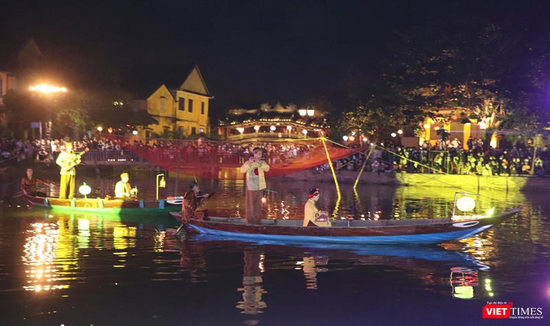 Hát bài chòi trên sông Hoài