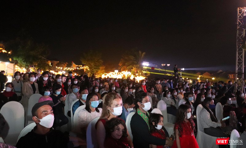 Du khách và người dân tham dự sự kiện