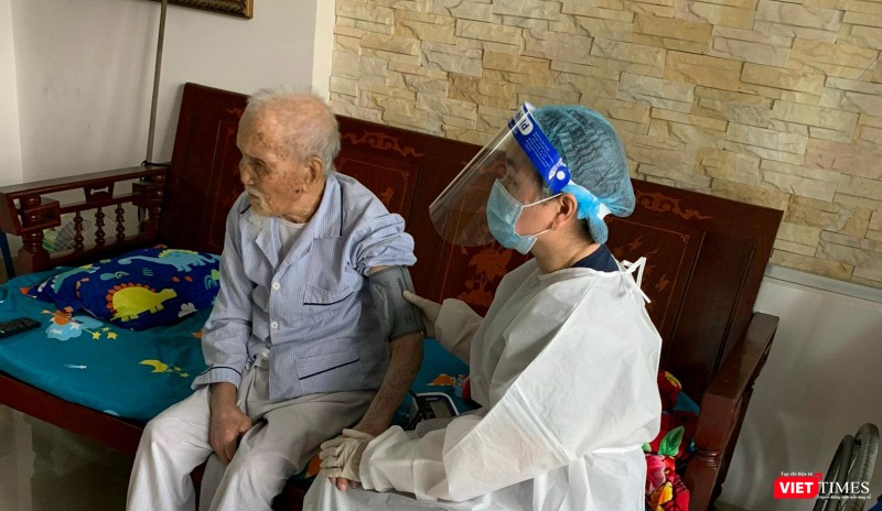 Lực lượng y tế tiêm vaccine phòng COVID-19 tại nhà cho người dân Lực lượng y tế tiêm vaccine phòng COVID-19 tại nhà cho người dân