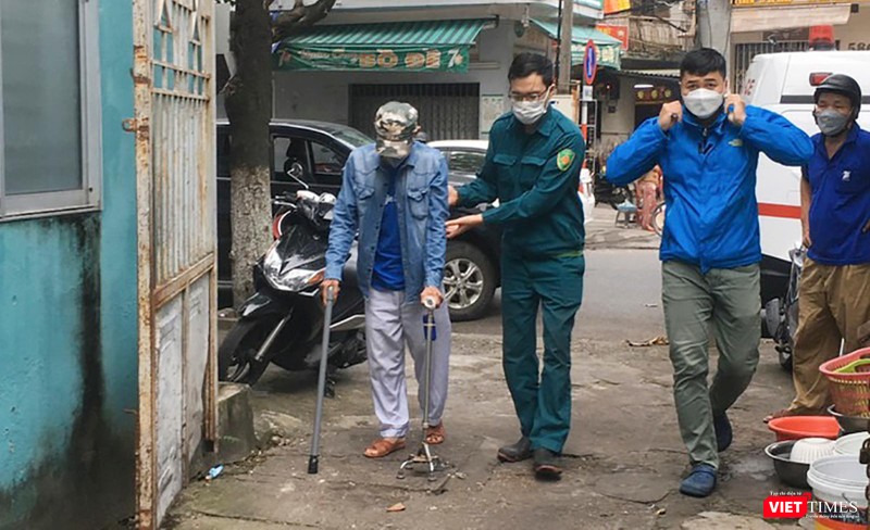 Người khuyết tật khó đi lại được hỗ trợ đến điểm tiêm lưu động