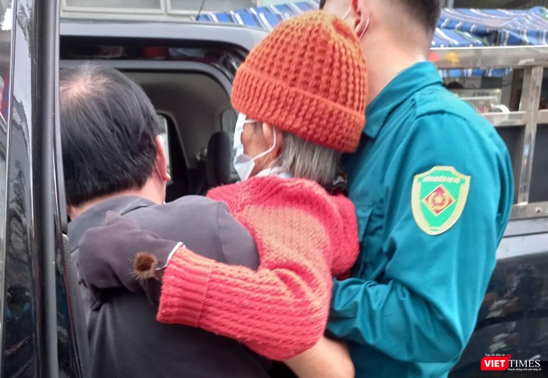 Người già được hỗ trợ đưa đón