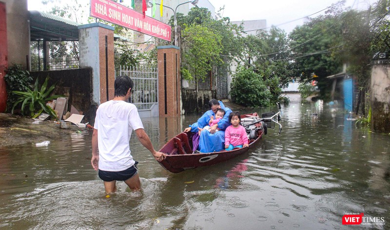 Người dân phải huy động ghe xuồng để đi lại