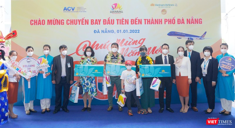 Những du khách đầu tiên xông đất Đà Nẵng năm 2022 may mắn nhận được quà tặng từ hãng hàng không Vietnam Airlines