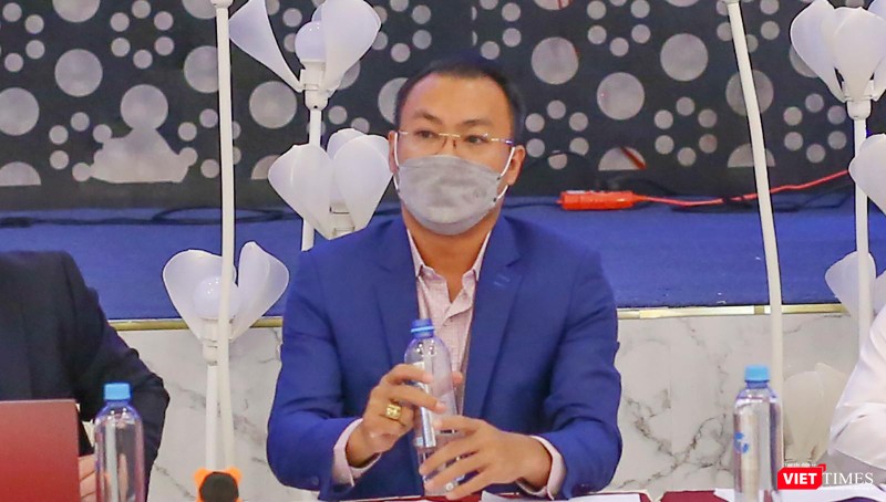 Ông Trương Văn Hào - Tổng Giám đốc Công ty Hoàng Nhất Nam trả lời ý kiến khách hàng tại buổi đối thoại