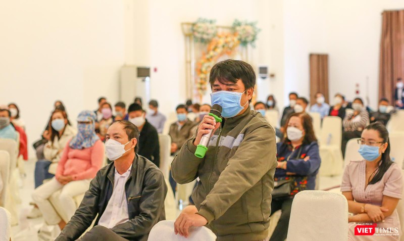 Khách hàng Nguyễn Quang Sơn nêu ý kiến tại buổi đối thoại