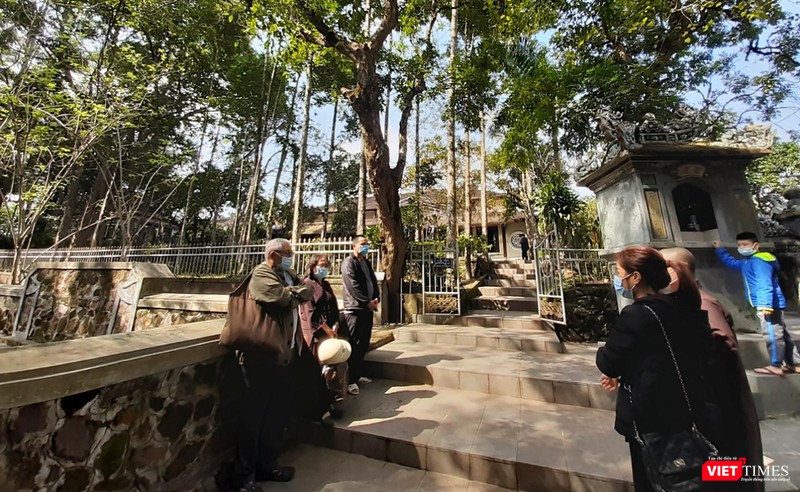 Phật tự đến bái vọng sau khi nghe tin Sư ông viên tịch Phật tự đến bái vọng sau khi nghe tin Sư ông viên tịch