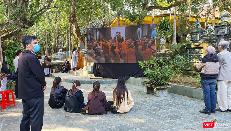 Phật tử bên ngoài theo dõi trực tuyến qua màn hình
