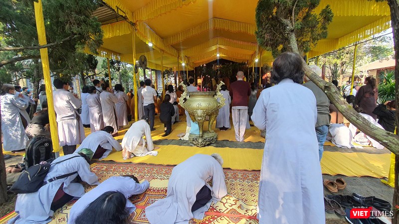 Phật tử bày tỏ lòng tôn kính với Thiền sư Nhất Hạnh