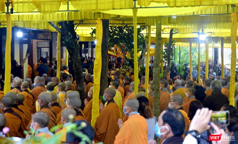 Rất đông các bậc chư tôn đức, tăng đoàn, phật tử theo dõi buổi lễ