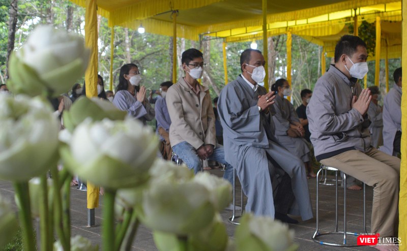 Phật tử, người dân... ngồi xếp hàng chờ đến lượt vào bên trong thắp nhang, đảnh lễ Thiền sư.