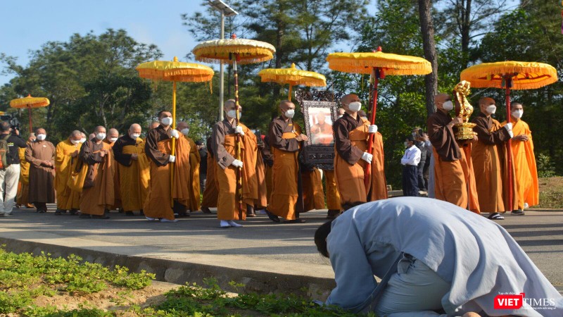 Phật tử vái lạy khi kim quan Thiền sư Thích Nhất Hạnh đi qua