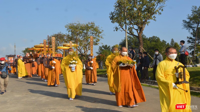 Kim quan Thiền sư Thích Nhất Hạnh được di chuyển từ Tổ đình Từ Hiếu