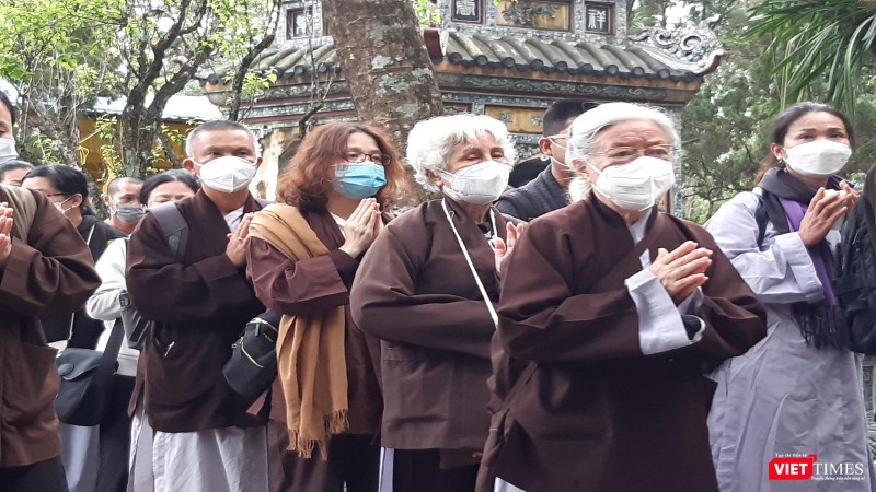 Phật tử cùng rước xá Lợi Thiền sư Thích Nhất Hạnh