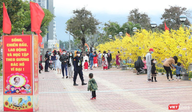 Người dân Đà Nẵng đi du Xuân 