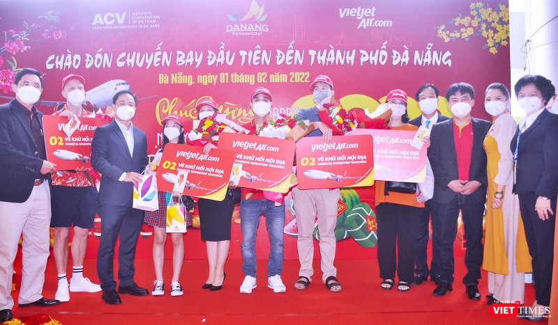 Những du khách may mắn được trao tặng vé máy bay khứ hồi