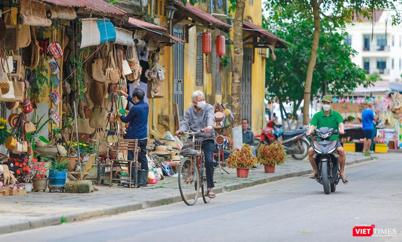 Các hàng quán đã mở cửa trở lại