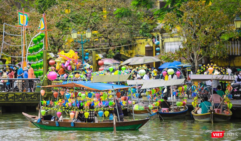 Trên bến, dưới thuyền