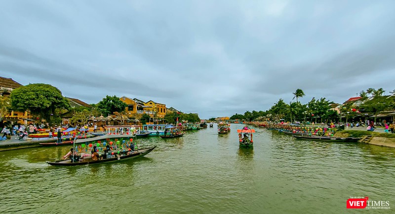 Sông Hoài (Hội An) tấp nập du khách Sông Hoài (Hội An) tấp nập du khách