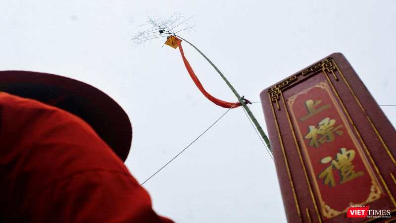 Tiến hành các nghi lễ để hạ Cây nêu