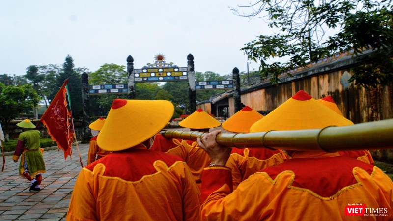 Cây nêu được di chuyển qua đoạn cổng Ngọ Môn