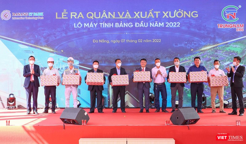 Ông Lê Trung Chinh – Chủ tịch UBND TP Đà Nẵng tặng quà cho các đơn vị tại Khu Công nghệ thông tin tập trung Đà Nẵng trong lễ ra quân đầu năm 2022 Ông Lê Trung Chinh – Chủ tịch UBND TP Đà Nẵng tặng quà cho các đơn vị tại Khu Công nghệ thông tin tập trung Đà Nẵng trong lễ ra quân đầu năm 2022