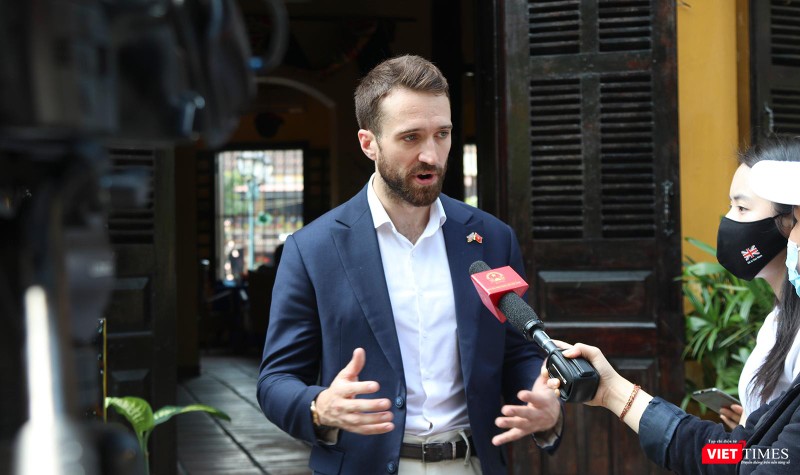 Ông Sam Wood - Phó Tổng Lãnh sự Anh tại TP HCM trả lời phỏng vấn báo giới