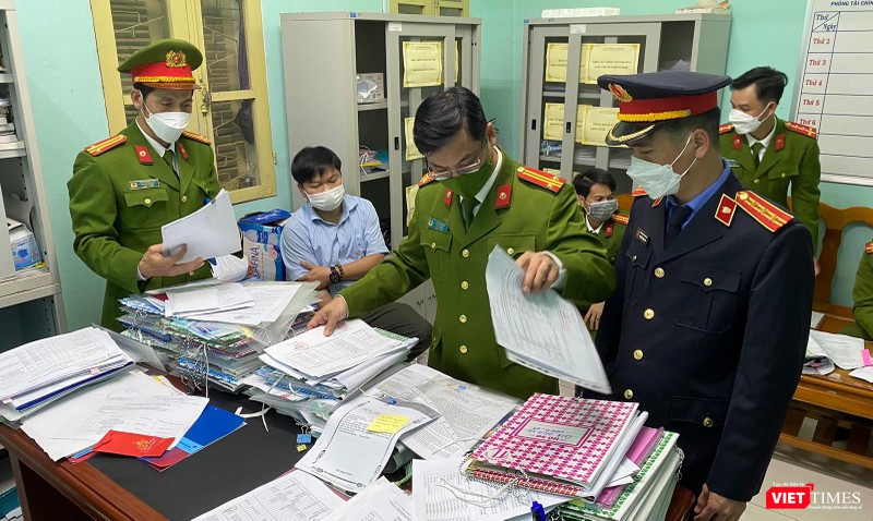 Cơ quan Công an Thừa Thiên Huế khám xét nơi làm việc của ông Hà Thúc Nhật - Kế toán trưởng kiêm Trưởng phòng Tài chính kế toán CDC tỉnh Thừa Thiên Huế. Cơ quan Công an Thừa Thiên Huế khám xét nơi làm việc của ông Hà Thúc Nhật - Kế toán trưởng kiêm Trưởng phòng Tài chính kế toán CDC tỉnh Thừa Thiên Huế.