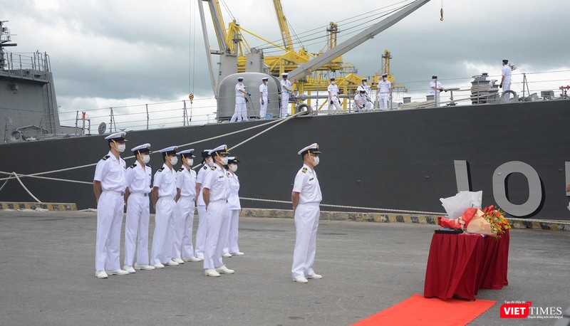 Đại diện biên đội tàu tại lễ đón