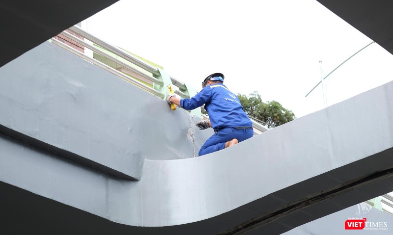 Công nhân lắp đặt hệ thống camera, điện chiếu sáng Công nhân lắp đặt hệ thống camera, điện chiếu sáng