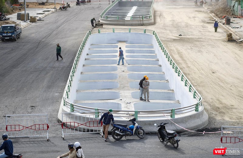 Công nhân khẩn trương thảm nhựa đường dẫn phía bên trên hầm chui Công nhân khẩn trương thảm nhựa đường dẫn phía bên trên hầm chui